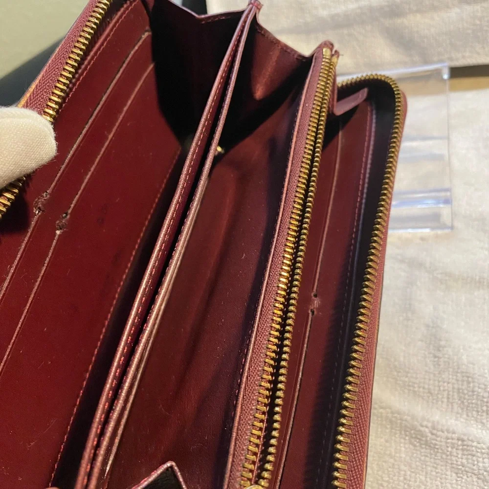 Louis Vuitton authentic vin Burgundy Monogram Vernis Zippy